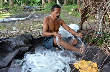 En Indonésie, des pêcheurs veulent préserver leur île de la mondialisation